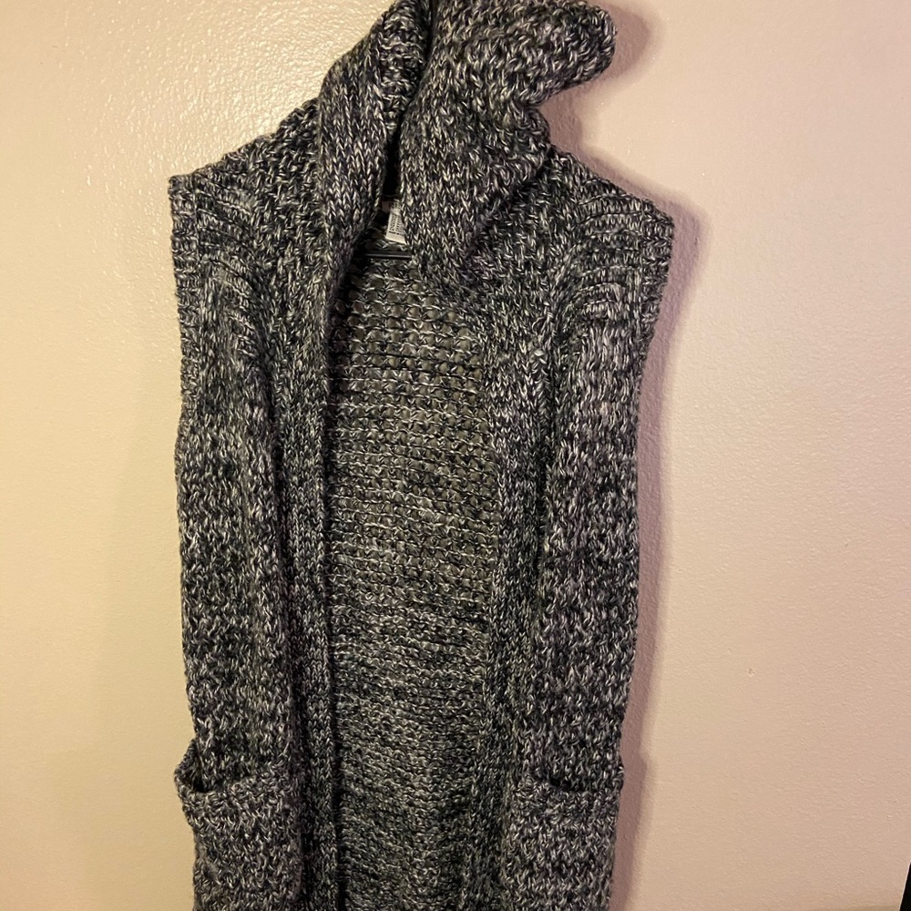 Sleeveless hooded cardigan